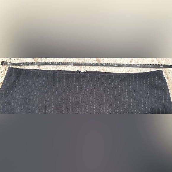 Banana Republic Black Pinstripe Mini Skirt Size 2P - Picture 4 of 10